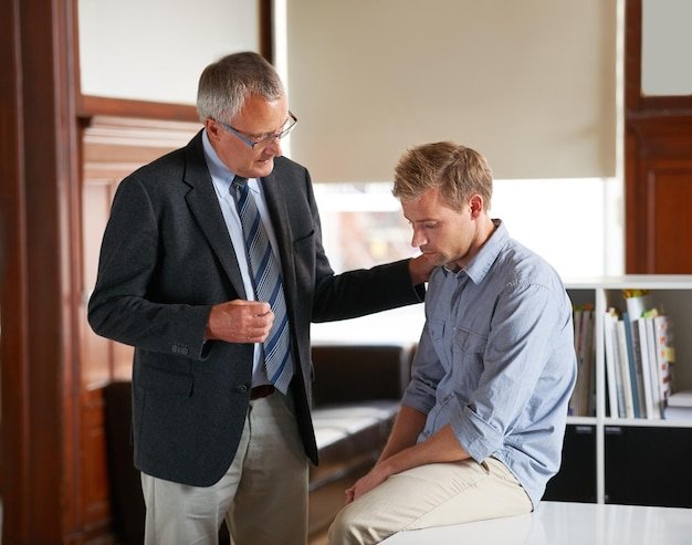 Posso Demitir Funcionário Com Estabilidade Acidentária Legalmente 9 advogado conversando com funcionario em escritorio formal