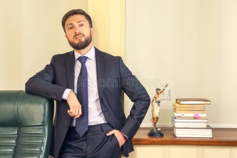 Advogado Pode Ser Chamado De Doutor Qual é a Regra Oficial 10 advogado vestindo terno com livros juridicos