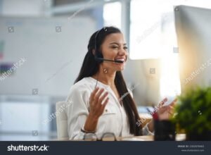 atendente sorridente falando ao telefone em call center