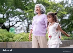 avo sorridente segurando mao da crianca