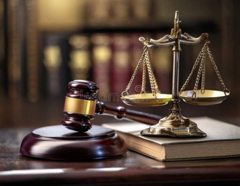 balanca da justica com documentos oficiais