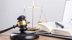 balanca da justica com documentos trabalhistas