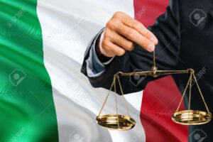 balanca da justica com mapa da italia