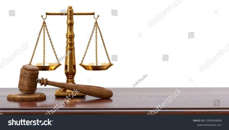 balanca da justica com martelo judicial