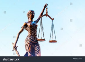 balanca da justica com simbolos de lei