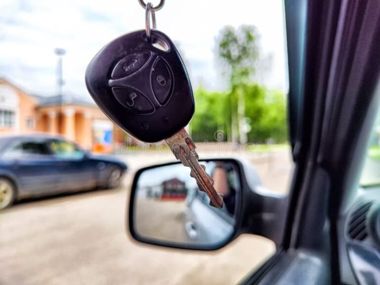 Como Saber Se Meu Carro Foi Clonado: Quais Sinais Observar 7 carro estacionado com chaveiro e atencao