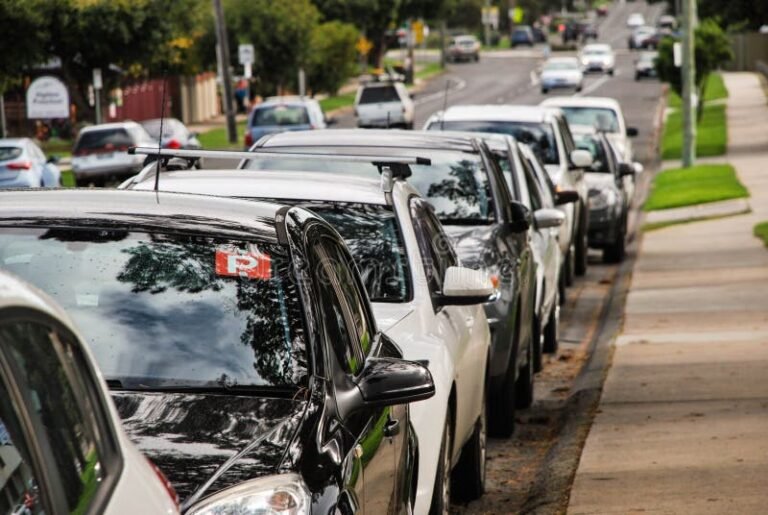 Como Consultar Veículo Pelo Número da Placa no Detran PR 9 carro estacionado com placa visivel na rua 1