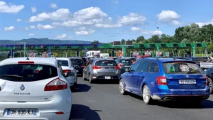 carro na estrada com tanque e pedagio