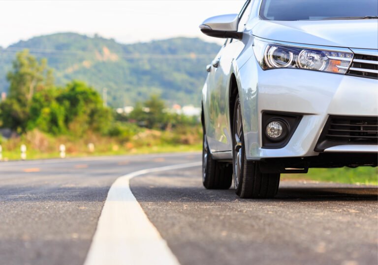 carro na estrada medindo consumo combustivel