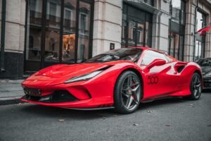 carro popular vermelho estacionado na cidade