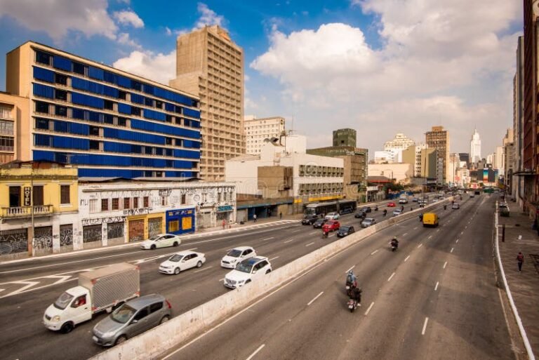 carro urbano na avenida movimentada de sao paulo