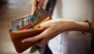 carteira de banco com dinheiro e contrato