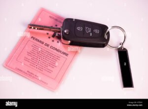 carteira de motorista com chave de carro