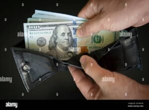 carteira de trabalho aberta com dinheiro saindo