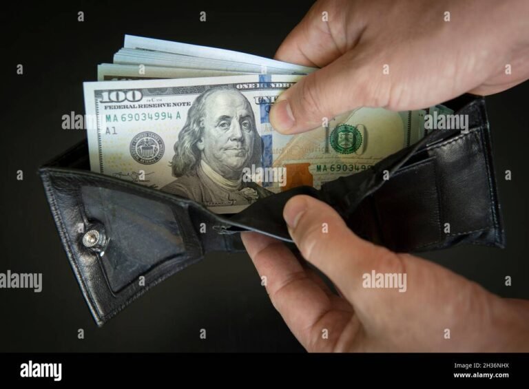 Saque Aniversário Cai Em Qual Conta Bancária Do Trabalhador 4 carteira de trabalho aberta com dinheiro saindo