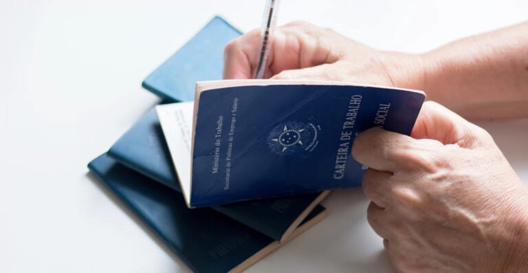 carteira de trabalho aberta com fgts destacado
