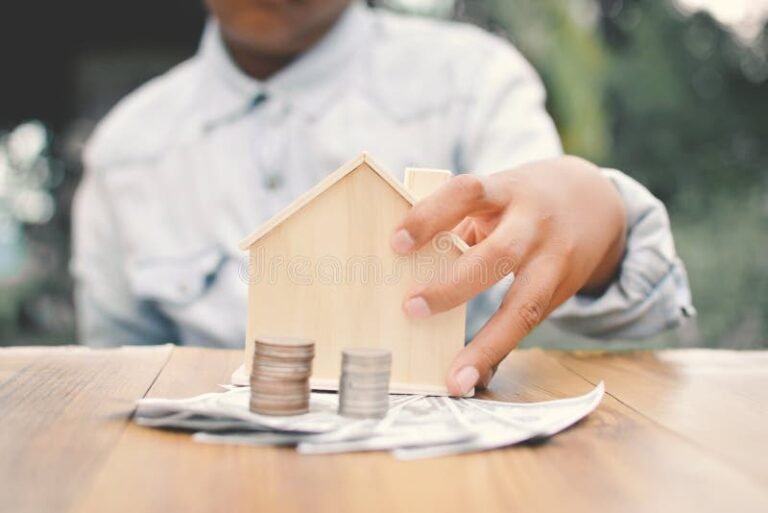Como Usar FGTS Para Amortizar Financiamento Imobiliário 24 casa com maos segurando moedas e documento