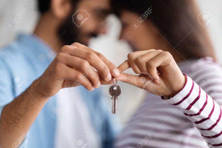 Posso Financiar Um Imóvel Sozinho Mesmo Sendo Casado 5 casal segurando chave de casa juntos 1