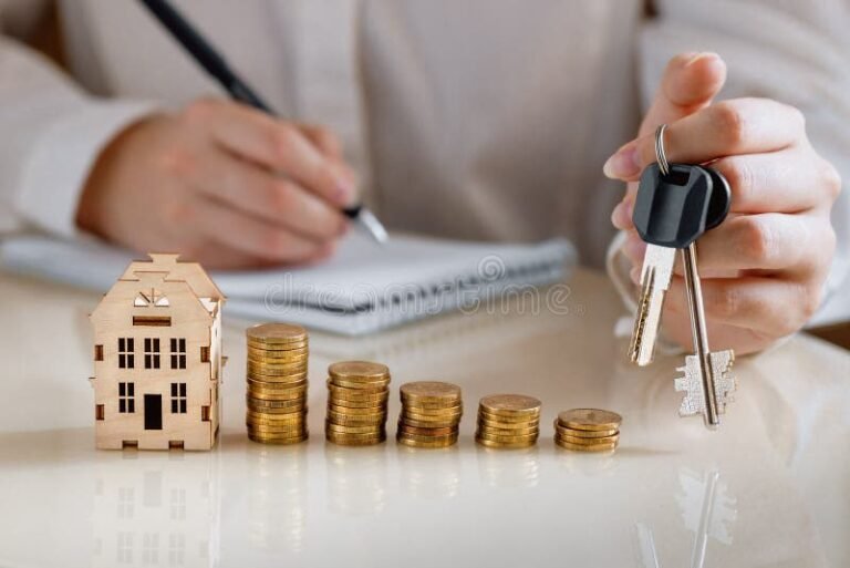 chave de casa com contrato e moedas