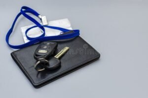 chave e documentos de carro sobre mesa