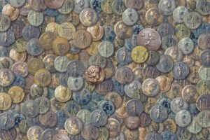 colecao de moedas antigas variadas em fundo neutro