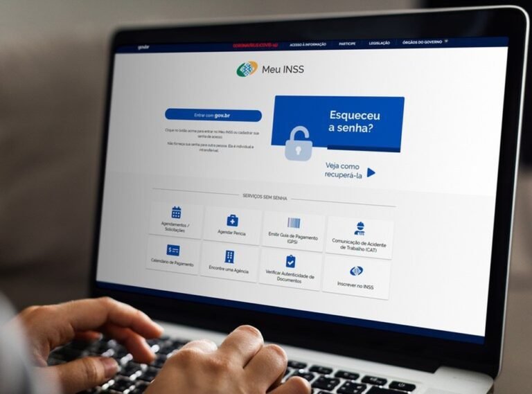 computador com site do inss aberto