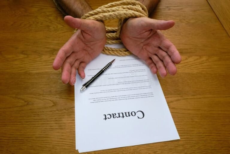 A Multa Rescisória É Paga Junto Com a Rescisão Trabalhista 5 contrato de trabalho assinado com maos apertadas