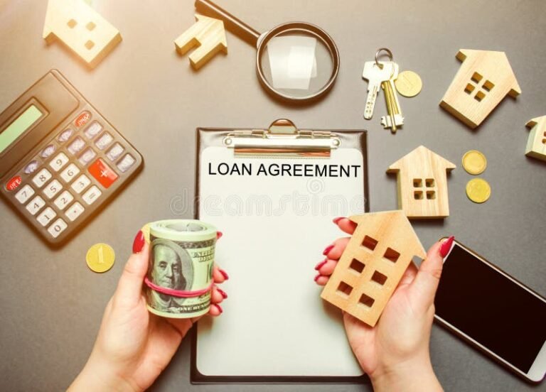 Como Identificar Juros Abusivos no Financiamento Imobiliário Caixa 12 contrato imobiliario com lupa e dinheiro