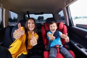 crianca feliz segurando cinto de seguranca