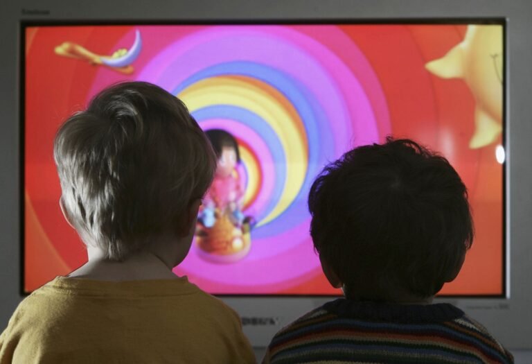 Por Que a Publicidade Infantil Está Em Questão No Brasil 4 criancas assistindo tv com publicidade visivel