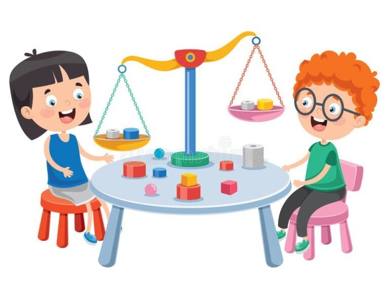 dois filhos sorrindo com balanca justica