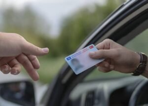 duas maos trocando carteira de motorista