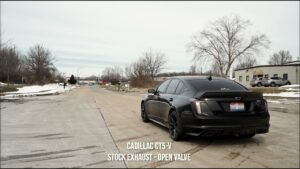 escapamento esportivo de carro em estrada aberta