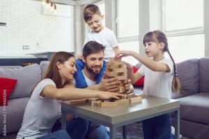 familia feliz com filhos brincando juntos