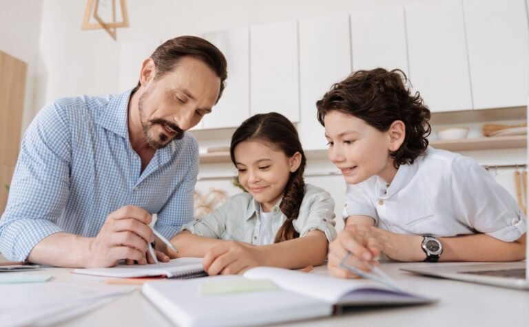 familia reunida com criancas e documentos legais