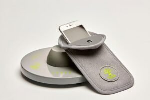 funcionario guarda celular em bolso fechado