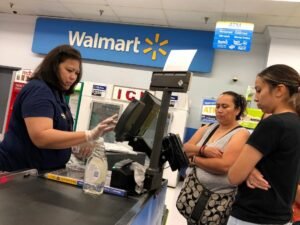 funcionario recebendo cartao alimentacao no trabalho