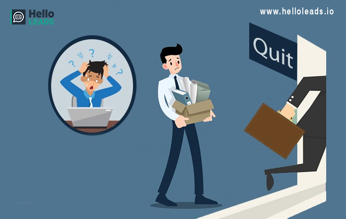 funcionario saindo da empresa durante