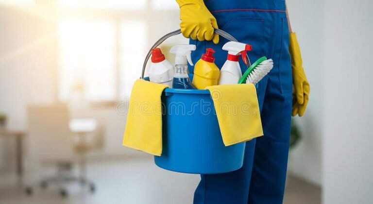 Quais Produtos de Limpeza Podem Causar Insalubridade no Trabalho 7 funcionario segurando produtos de limpeza com luvas