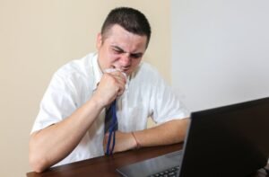 funcionario triste entregando cracha de trabalho