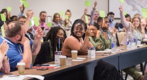 grupo diversificado em reuniao de seguranca