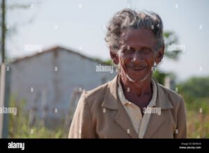 idoso brasileiro feliz com carteira de trabalho