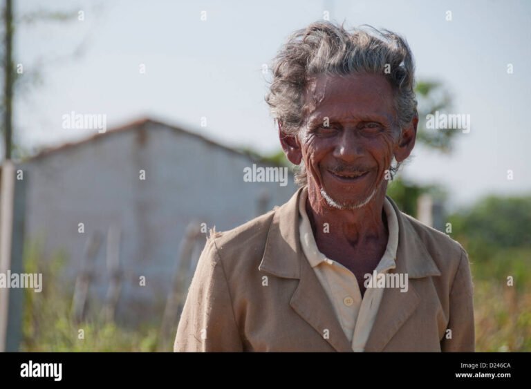 idoso brasileiro feliz com carteira de trabalho