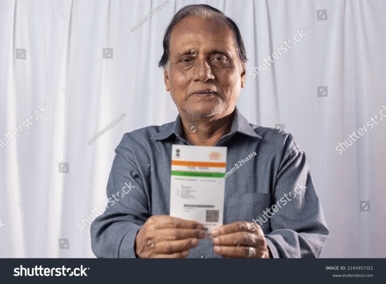 idoso sorrindo com documentos em maos