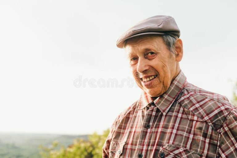 É Possível se Aposentar Sem Ter Contribuído para o INSS 5 idoso sorrindo feliz ao por do sol