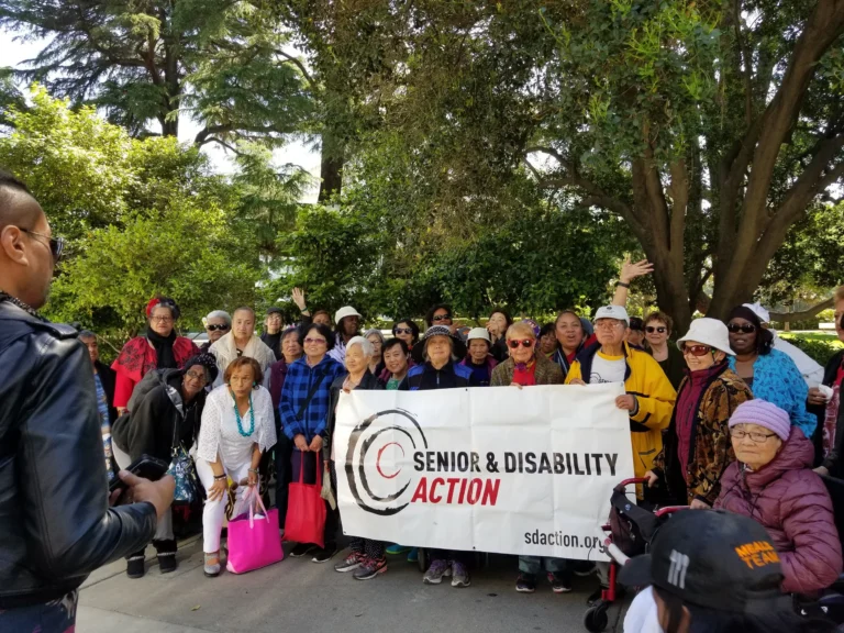 idosos e pessoas com deficiencia acessando beneficios sociais