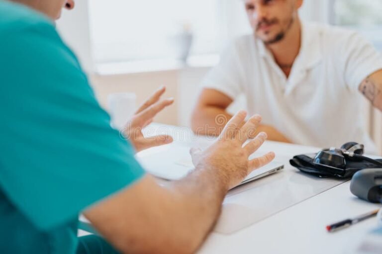 Por Que o Perito do INSS Não Ficou Com o Laudo Médico 10 imagem de medico e perito discutindo relatorio