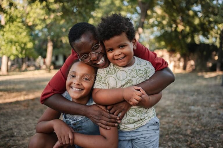 A Mãe Tem Preferência Na Guarda Dos Filhos Entenda a Lei 2 mae abracando filhos em parque ensolarado
