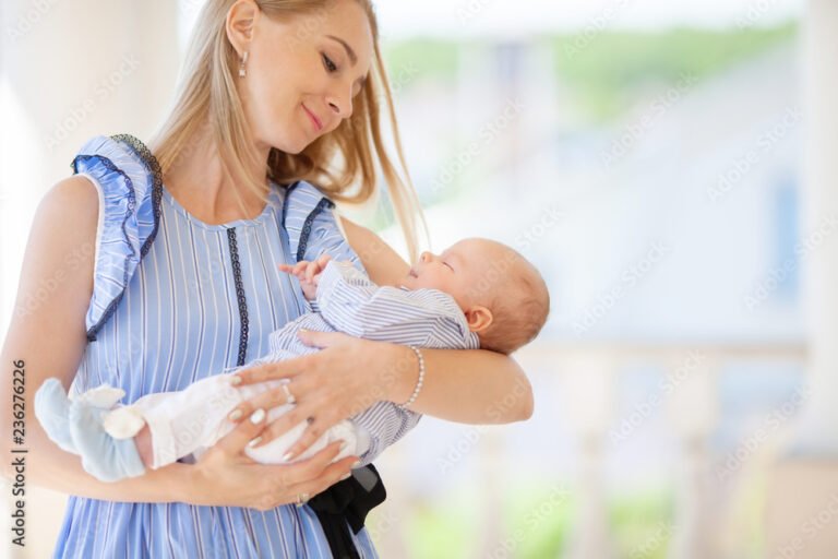 mae segurando bebe nos bracos felizes