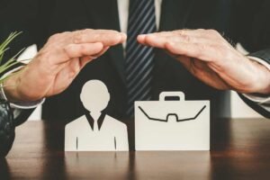 mao segurando bilhete de seguro desemprego